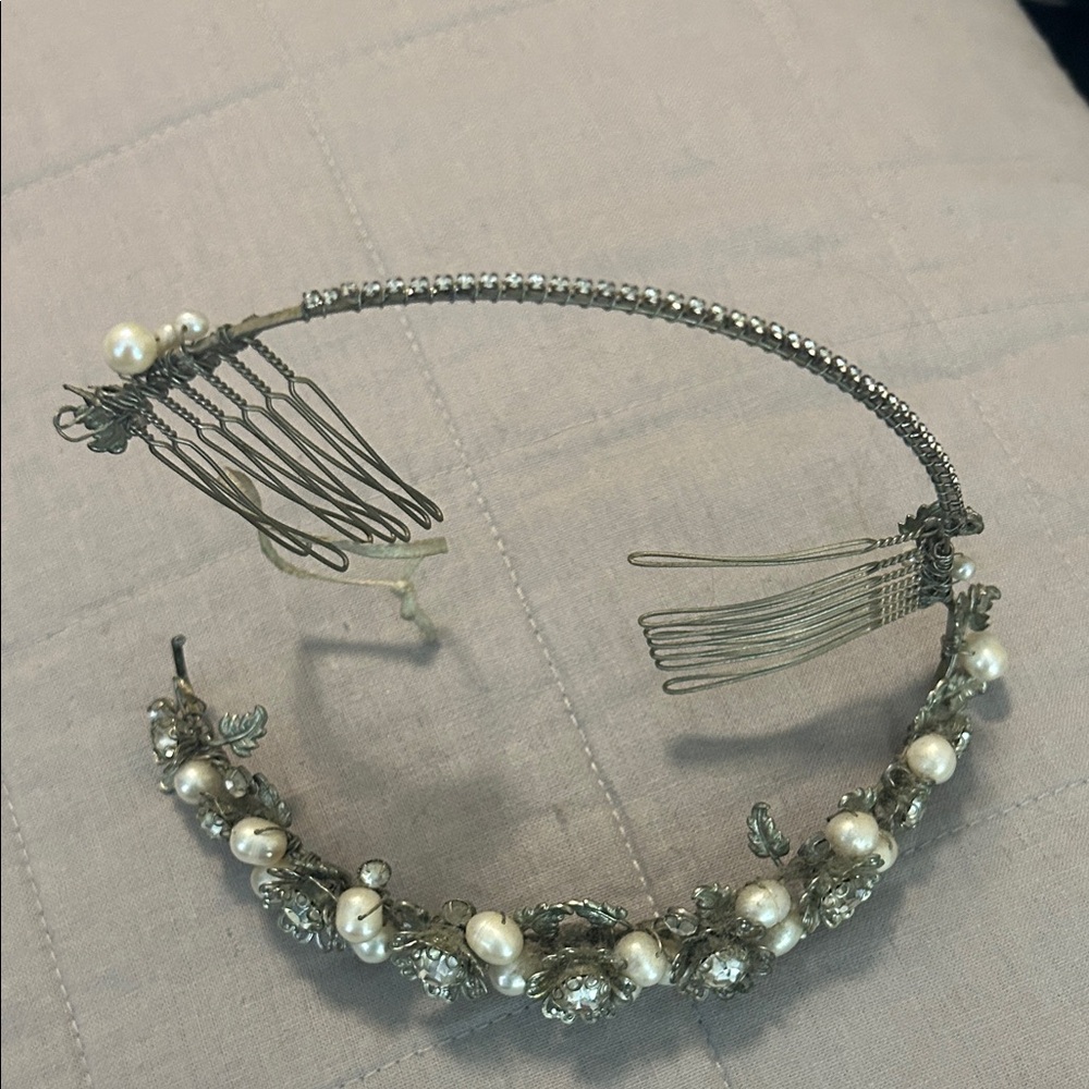 Elegant vintage Pearl and crystal Hair Accessory